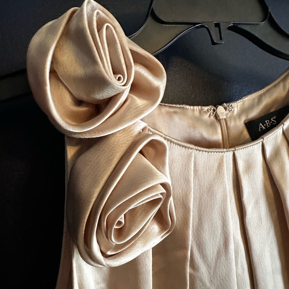A.B.S. Allen Schwartz Champagne Pleated Rosette Cocktail Dress Size 8 - Picture 3 of 7